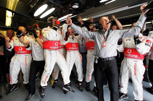 Ron Dennis hang nélkül követi a Forma-1-es közvetítéseket