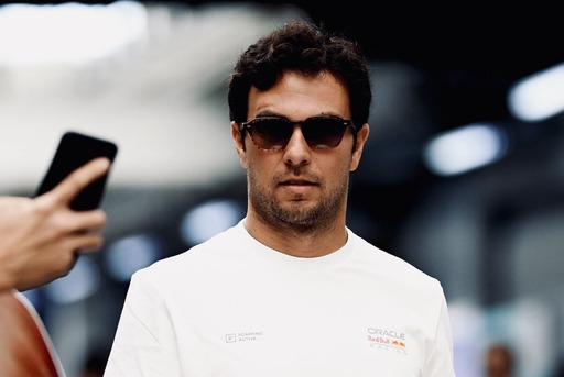 Red Bull Racing - Perez meglátogatta a Cadillac csapatát Silverstone-ban