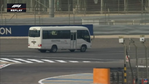 Vizsgálja az FIA, hogyan kerülhetett egy busz a bahreini pálya közelébe