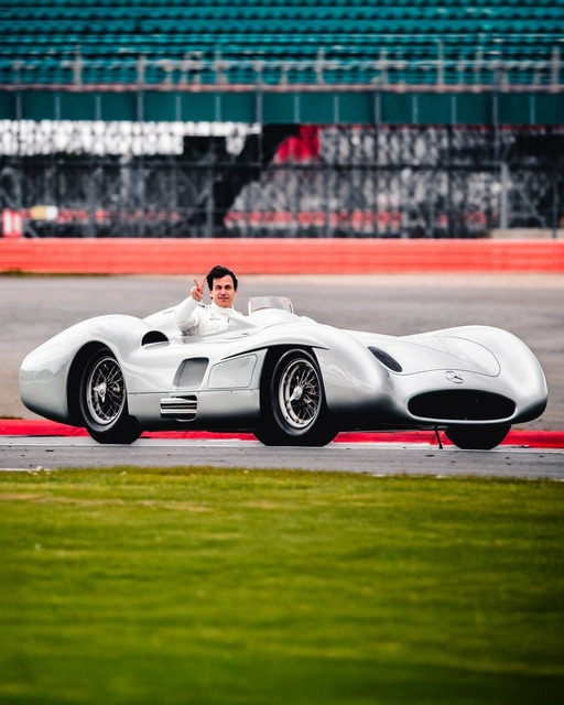 Mercedes - Toto Wolff kihasználja az előnyét, nem adja meg, amit George Russell kér! – sajtóhír