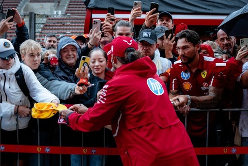 Ferrari - Ellopta egy férfi Hamilton szurkolóknak dedikált sapkáját, de a brit nem hagyta annyiban (videó)