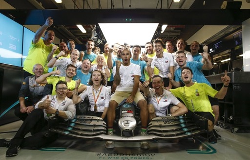Mercedes - Hamilton: talán az elért sikereim miatt keménykedik velem Verstappen