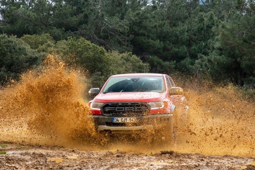 1000 lóerős, terepre készülő szuperautó elkészítésén dolgozik a Ford