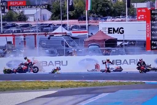 Tömeges bukás a Superbike első magyar futamán: három versenyző kórházban (videó)