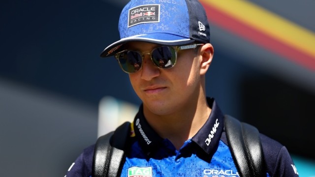 Red Bull Racing - Vajon miért nem engedte a Red Bull, hogy Hadjar megelőzze Verstappent Bakuban?