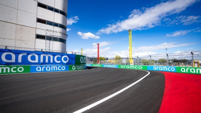 Ferrari - Szokatlan F1-es paddock épült Madridban, ami teljesen átírja az európai futamok megszokott szabályait