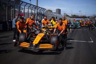 McLaren - Megszületett a megállapodás: véget ér a Red Bull és a McLaren közti ragtapasz-háború!