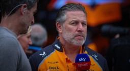 A McLaren vezetője cáfolja a szingapúri feltartás vádját