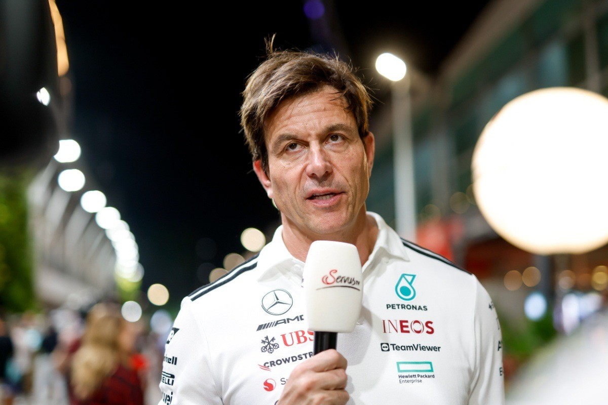 Mercedes - Wolff: Russell hibátlan szezont fut