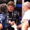Verstappen hajszállal nyerte a drámai szingapúri szabadedzést, Lawson ismét a falban végezte