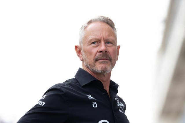 és  - Wheatley azt tanácsolja a McLarennek, hogy aktívan nézegessék a visszapillantó tükröket