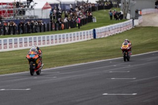 Eszméleténél van a Moto3-világbajnok a brutális maláj baleset után, Detwillerről továbbra sincs hír