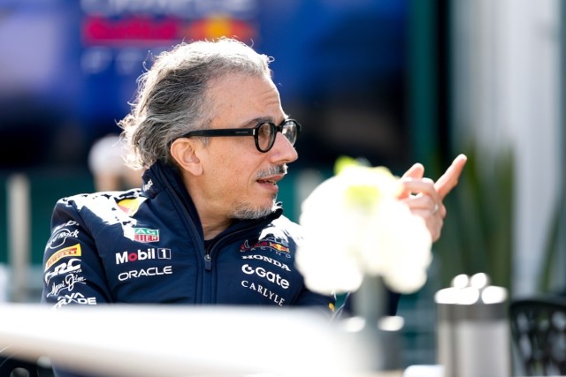 - Továbbra is cáfolja a Red Bull, hogy épp lábon lőnék magukat