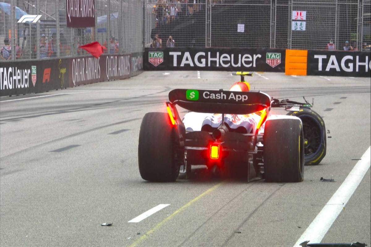 Videó: Az F1-es helye megtartásáért küzdő pilóta újra autót tört!