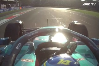 Aston Martin - Hamilton kihúzta a gyufát Alonsónál, aki megtapsolta a britet az autóból (videó)