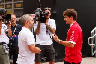 Ferrari - Leclerc kiakadt a sajtóra: Elegem van a Horner-pletykákból, csak a Ferrarira koncentrálok