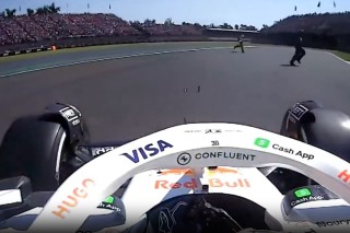Racing Bulls - Hajmeresztő pillanatok: Lawson épp hogy elkerülte a pályára szaladó sportbírókat Mexikóban (videó)