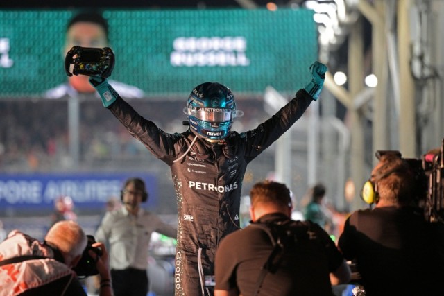 és - Ezért késlekedik Russell új szerződése a Mercedesnél