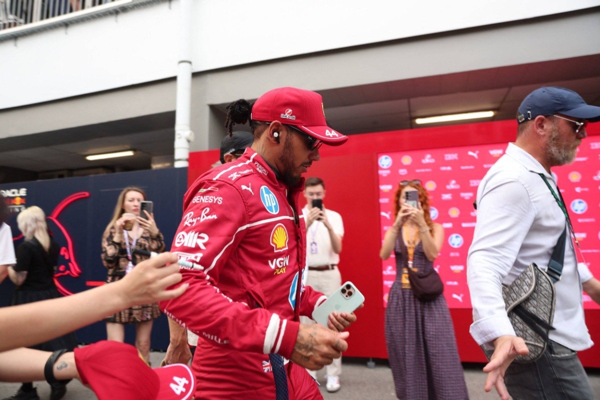 Ferrari - Hamilton: „Mostanában elég gyakran kell a stewardokhoz mennem…”