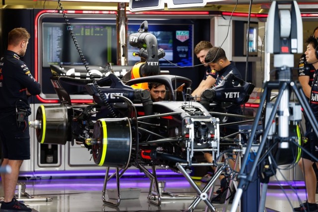 és  - Egy újságíró olyan dolgot vett észre a Red Bull garázsában, ami a régi időkre volt jellemző