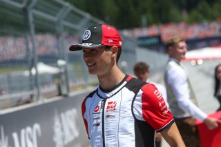 Haas F1 Team - Oliver Bearman elmondta, kit tart minden idők legjobb versenyzőjének