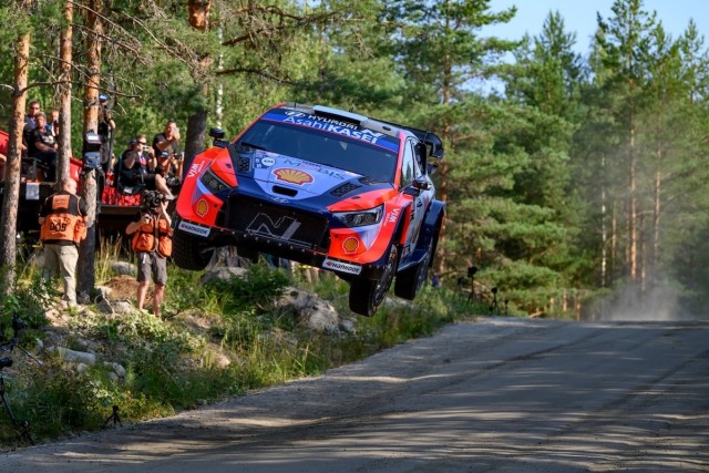 Bejelentette visszavonulását a ralivilág egyik legismertebb alakja