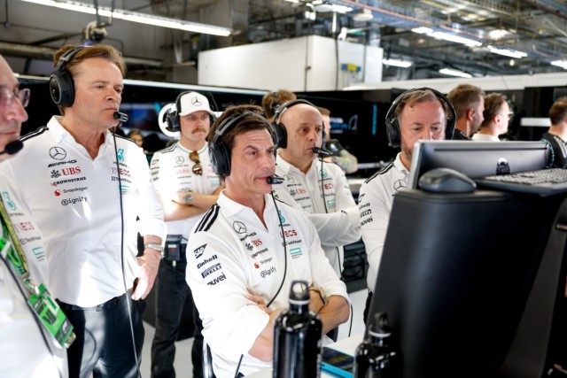  és  - A Mercedes a konstruktőri bajnokság második helyéért küzd a Brazil Nagydíjon