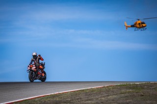 MotoGP: Magabiztos Bezzecchi-siker, Bagnaia kiesett, Acosta a végén gyújtotta be a rakétákat a Portugál GP-n!