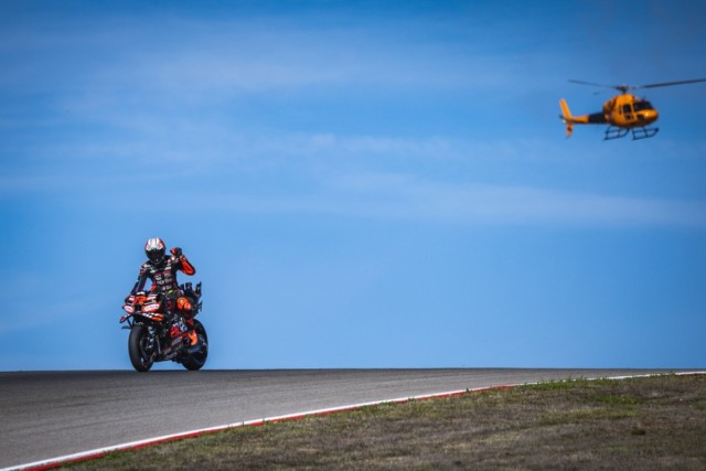 MotoGP: Magabiztos Bezzecchi-siker, Bagnaia kiesett, Acosta a végén gyújtotta be a rakétákat a Portugál GP-n!