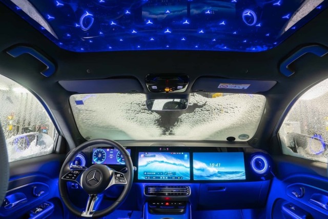 A Mercedes új villany-SUV-ja több kijelzőt kapott, mint egy nappali