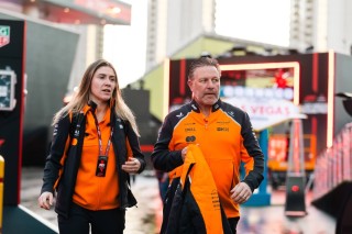 McLaren - Magyarázkodásra kényszerült Zak Brown, miután keménykedő versenyzőnek nevezte Verstappent