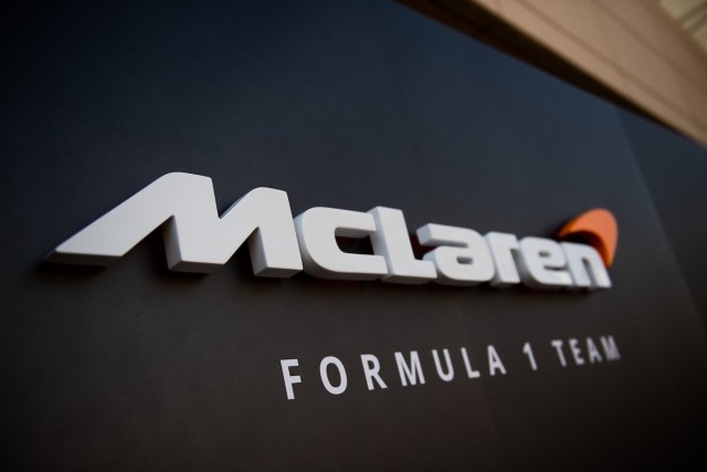 F1-es világbajnok gyermekével erősít a McLaren!