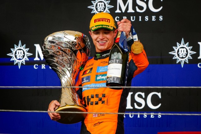  és  - Jacques Villeneuve szerint Lando Norris a mezőny fölé emelkedett Brazíliában