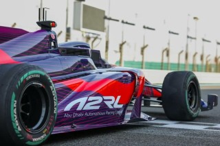 Vezető nélküli formaautóval mérte össze tudását a korábbi F1-es (videó)