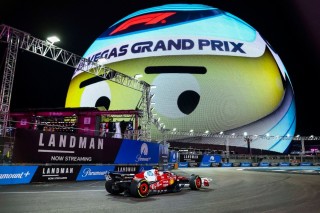 Újabb aknafedél bénította meg a Las Vegas-i második szabadedzést