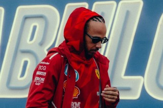 Mercedes - Extra kameranézetből, ahogyan Hamilton kilöki Russellt a Belga Nagydíjon