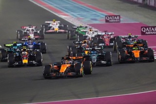 McLaren - Piastri megálljt parancsolt a lejtmenetnek, Norris kivédte Verstappen "rohamát" a katari sprintfutamon