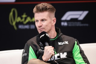Sauber - Jubilál az idei szezon egyik hőse, különleges sisakfestéssel versenyez Abu-Dzabiban