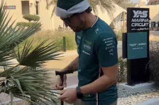 Aston Martin - Alonso botot kapott karácsonyra, a rajongók nevetőgörcsöt kaptak (videó)