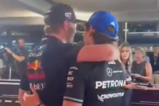Mercedes - Szenzációs jelenet - Antonelli bocsánatot akart kérni Katar miatt Verstappentől, de ő nem hagyta (videó)