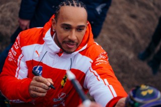 Ferrari - Hamilton: Szokatlan, hogy a cockpitben ülve fehérség vesz körül