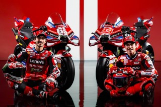 Ducati Lenovo Team - Hivatalos: bemutatkozott Marquez és Bagnaia retró stílusú 2026-os Ducatija