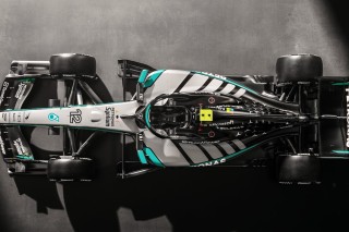 Mercedes - Megtévesztés vagy forradalmi újítás? Különleges megoldásokkal debütált a Mercedes W17-ese