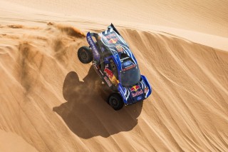 Dakar: Lategan késői problémái miatt Ekström nyerte a 7. szakaszt, az élen nincs változás