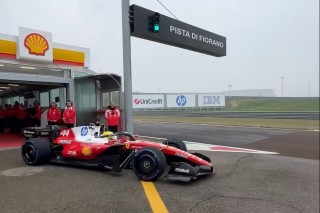 Ferrari - Pályán Hamilton és a Ferrari, így üvölt a 2026-os F1-es autó motorja! (videó)