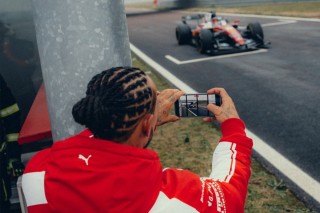 Ferrari - Coulthard csak nézett, amikor Hamilton a Ferrarira mutogatott Monacóban