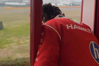 Ferrari - Videón, ahogy Hamilton olaszul kiáltva üdvözölte Maranello népét!