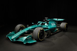 Aston Martin - Félig összeszerelve, az esti órákban érkezik meg Alonsóék autója Barcelonába