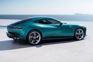 Ledobják a textilt Maranellóban: érkezik a legújabb nyitott tetős Ferrari