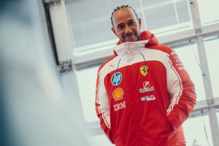Ferrari - Videón, ahogy Lewis Hamilton nevetve reagál a róla szóló pletykákra